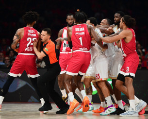 Πιάστηκαν στα χέρια οι παίκτες του Ολυμπιακού και της Μονακό - Δείτε εικόνες από την ένταση