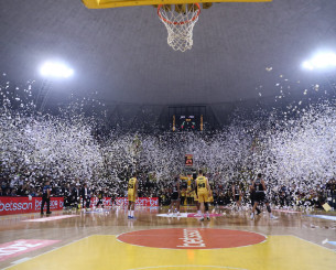 Aπίστευτη ατμόσφαιρα και χιλιάδες χαρτάκια πριν το τζάμπολ του Άρης - ΠΑΟΚ (video)