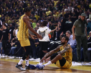 Αποδοκιμασίες των φίλων του Άρη μετά την ήττα από τον ΠΑΟΚ