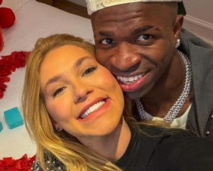 Αδιαφορεί για τις φήμες ο Βινίσιους και κάνει διακοπές με την κοπέλα του στο Μονακό (photos)