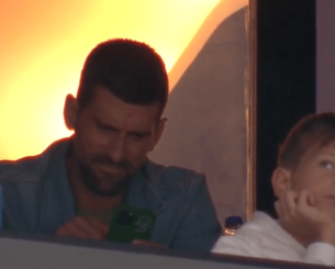 Ο Τζόκοβιτς στην Αθήνα: Ο λόγος που τον αποδοκίμασαν οι οπαδοί του Παναθηναϊκού και τα πρόσωπα έκπληξη δίπλα του