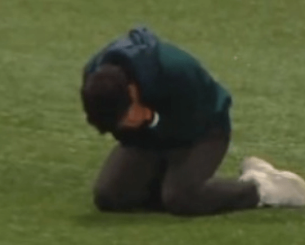 Η τρομερή στιγμή με τον Αμπέλ Φερέιρα να γονατίζει στο γήπεδο μετά την πρόκριση της Παλμέιρας (video)
