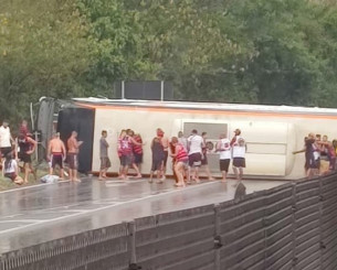 Χαμός στη Βραζιλία - Ανατράπηκε λεωφορείο οπαδών της Φλαμένγκο, εκσφενδονίστηκε ο οδηγός (video)