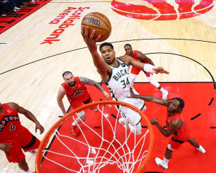 Με ισοπεδωτικό Γιάννη και clutch Άντονι οι Μπακς πέρασαν από το Τορόντο