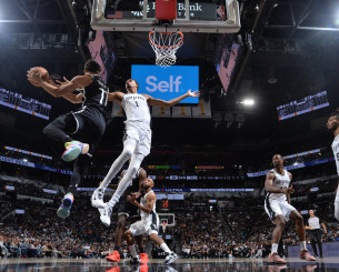 Τρομακτικός Γουεμπανιαμά: Έκανε δύο τάπες και ευστόχησε σε τρίποντο μέσα σε λίγα δευτερόλεπτα (video)