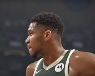 Γράφει ιστορία με τις επιδόσεις του ο Αντετοκούνμπο