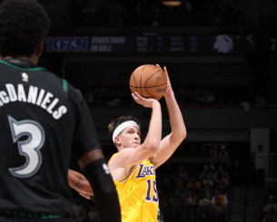 Συνεχίζουν χωρίς ήττα οι Μπουλς, με ήρωα τον Ριβς οι Λέικερς