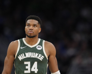 Ο Γιάννης επέστρεψε, αλλά δεν αρκούσε στους Μπακς στη Νέα Υόρκη