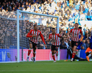 Θρίαμβος της Σάντερλαντ στην έδρα της Τσέλσι, τρίποντο στις καθυστερήσεις για τη Νιουκάστλ κόντρα στη Φούλαμ