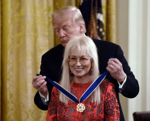 Ιδιοκτήτρια ομάδας NBA και τα «αφεντικά» της Γιουνάιτεντ έκαναν δωρεά για μία... έμπνευση του Τραμπ