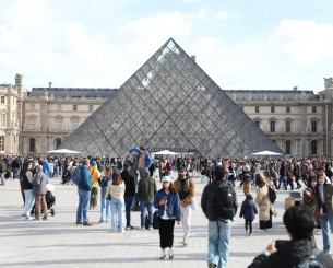 Τέσσερις ύποπτοι για τη ληστεία στο Λούβρο συνελήφθησαν την ώρα που πήγαιναν στο γήπεδο