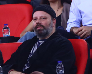 Αυτή είναι η σύζυγος του Λάνθιμου - Την είχε δίπλα του χθες στο Στάδιο Ειρήνης και Φιλίας (photo)