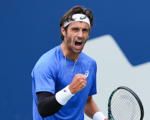 Ο Μουζέτι παρέμεινε στο κυνήγι των ATP Finals με νίκη κόντρα στον «αειθαλή» Βαβρίνκα στην Αθήνα