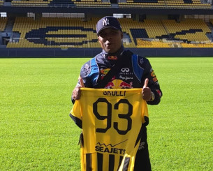 Οπαδός της ΑΕΚ από το Τρινιντάντ και Τομπάγκο ταξίδεψε 8.000 χιλιόμετρα για να δει την OPAP Arena (video)