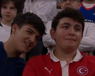 Ο Σαρπ Αταμάν με φανέλα της εθνικής Τουρκίας στο Εφές - Φενέρ