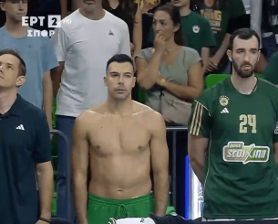 Ο Σλούκας δεν πρόλαβε να βάλει τη φανέλα του πριν την ανάκρουση του Εθνικού Ύμνου (video)
