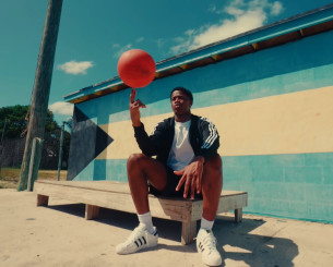 Ο 19χρονος που ξεπέρασε τον ΛεΜπρόν μεγάλωσε σε παράγκες χωρίς ρεύμα και έπαιζε με τελάρα από γάλα (video)