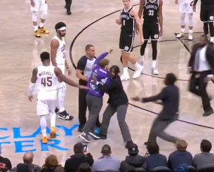 Φίλαθλος στο NBA εισέβαλε στο παρκέ την ώρα του ματς για να βγάλει selfie με αγαπημένο του παίκτη (video)