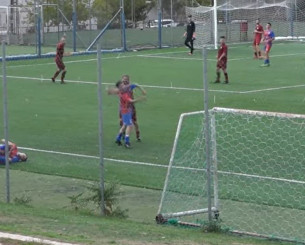 Χαμός σε γήπεδο της Αθήνας: Ποδοσφαιριστής έβγαλε... νοκ άουτ με μπουνιά αντίπαλό του (video)