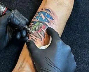 Αφοπλιστικός Σπαλέτι για το τατουάζ: «Δεν θα το πειράξει κανείς - Η Νάπολι για πάντα στην καρδιά μου»