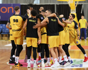 Με υπηρεσιακό δίδυμο προπονητών και πάνοπλος στην Αθήνα ο Άρης ενόψει Πανιωνίου