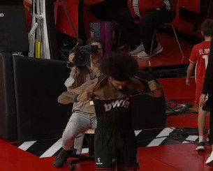 Ο Γουόρντ αστόχησε και έσκισε τη φανέλα του από τα νεύρα (video)