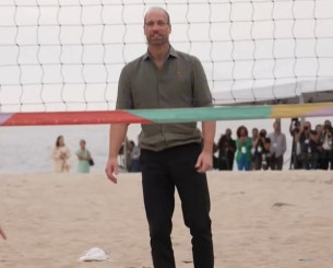 Ο Πρίγκιπας της Ουαλίας έπαιξε beach volley στη Βραζιλία (video)