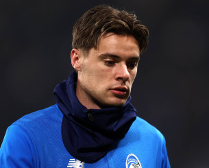 «Προδοσία και ντροπή» - Κρέμασαν πανό στο Κολοσσαίο για τον σταρ της μπάλας που έκανε δεσμό με την κοπέλα του κολλητού του (photo)