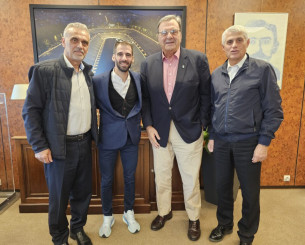 Η ΕΟΕ έδωσε τιμητική υποτροφία στον νικητή του μαραθωνίου, Καραΐσκο, για το παράδειγμα που δίνει