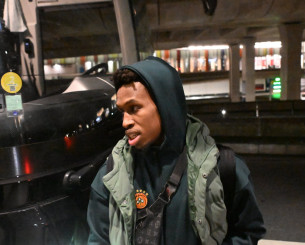 Ο Σορτς φρόντισε να... συγκινήσει τους φίλους της Παρί πριν προσγειωθεί στην Γαλλία (video)