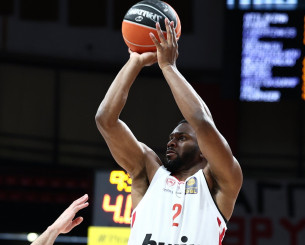 Οι πρώτες ενέργειες του Έβανς με τη φανέλα του Ολυμπιακού: Έβαλε τρίποντο και έδωσε ασίστ (Videos)