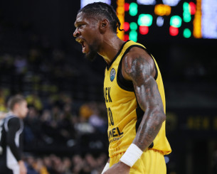 Ο Κρις Σίλβα έκανε poster τον αντίπαλό του και ξεσήκωσε τον κόσμο της ΑΕΚ (video)