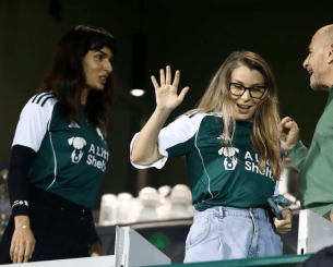 Η ηθοποιός Τόνια Σωτηροπούλου με πράσινη φανέλα τα έλεγε με τον Γιάννη Αλαφούζο