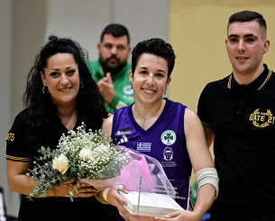 Στιγμές συγκίνησης: Οι φίλαθλοι της ΑΕΚ τίμησαν την Πέννυ Ρόγκα (video)