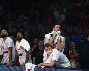 Εικόνες από τη στιγμή του τραυματισμού του Έβανς - Παίκτες και φίλαθλοι σοκαρισμένοι στο ΣΕΦ