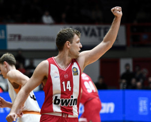 Ο Βεζένκοφ ξεκαθαρίζει: «Επειδή πολύς ντόρος γίνεται, θα συνεχίσω να παίρνω αυτά τα σουτ»