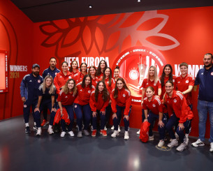 Η ομάδα γυναικών του Ολυμπιακού επισκέφθηκε το νέο «ερυθρόλευκο» Μουσείο (photos)