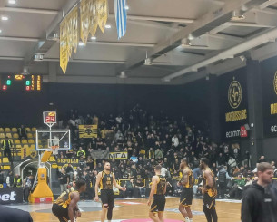 Δυναμική παρουσία του κόσμου της ΑΕΚ στο Μαρούσι (video)