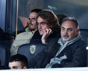 Ο Τσιτσιπάς είδε από κοντά την ΑΕΚ και παρέλαβε ένα ξεχωριστό δώρο (photo)