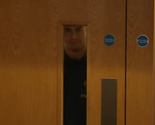 O Κριστιάνο Ρονάλντο έγινε ξανά viral - Πιάστηκε να... κρυφοκοιτάζει τους δημοσιογράφους από ένα παραθυράκι (video)