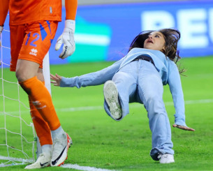 Απίθανο σκηνικό στην Κύπρο: Κοπέλα μπήκε στο γήπεδο για τον τερματοφύλακα και έφαγε... τούμπα! (photos)