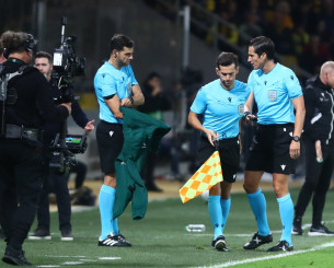 Αναγκαστική αλλαγή διαιτητή στο ΑΕΚ-Σάμροκ Ρόβερς, τραυματίστηκε ο βοηθός (video)