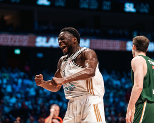 Το απίθανο buzzer-beater του Καμπενγκέλε από το κέντρο (video)
