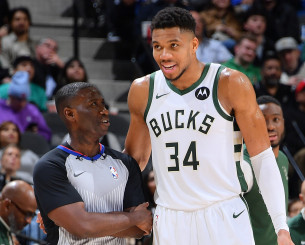 Ρεσιτάλ ειλικρίνειας από διαιτητή στο ματς των Μπακς: «Δεν έχω ιδέα ποιανού είναι η μπάλα!» (video)