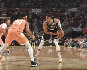 Οι Μπακς αγωνιούν για τον τραυματισμό του Αντετοκούνμπο - Τι ανέφερε ο Ντοκ Ρίβερς