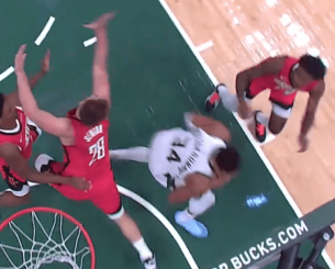 Ο απίθανος Γιάννης «τρέλανε» τον Σενγκούν κι άλλους δύο αμυντικούς των Ρόκετς - Κάρφωσε με μανία (video)