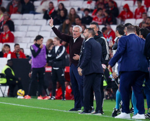 Έξαλλος ο Μουρίνιο, πήρε στο... κυνήγι τον διαιτητή! (video)