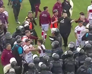 Το απόλυτο χάος στην Αργεντινή - Μπουνιές, σπρέι πιπεριού και ξύλο παικτών με αστυνομία (video)