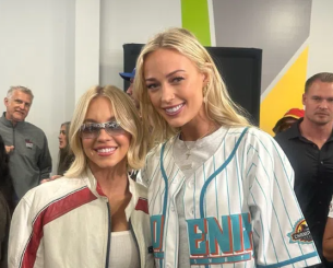 Διάσημη αθλήτρια ποζάρει δίπλα στην Σίντνεϊ Σουίνι και σχολιάζει προκλητικά: «Κάποια κάτι ξέχασε στο σπίτι» (photo)