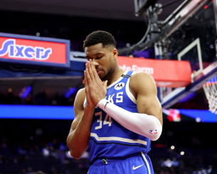 Ο Αντετοκούνμπο έγραψε... ιστορία με 20 ασίστ και οι Μπακς νίκησαν τους  Σίξερς